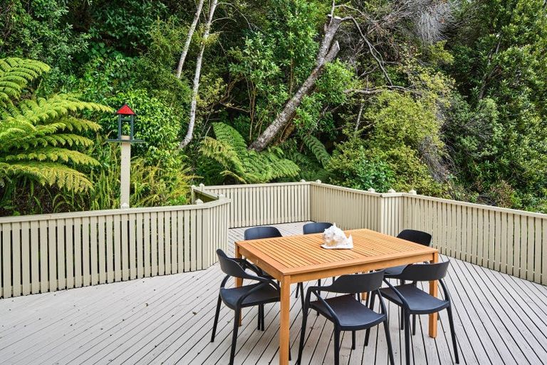 Photo of property in 9 Whiorau Grove, Lowry Bay, Lower Hutt, 5013