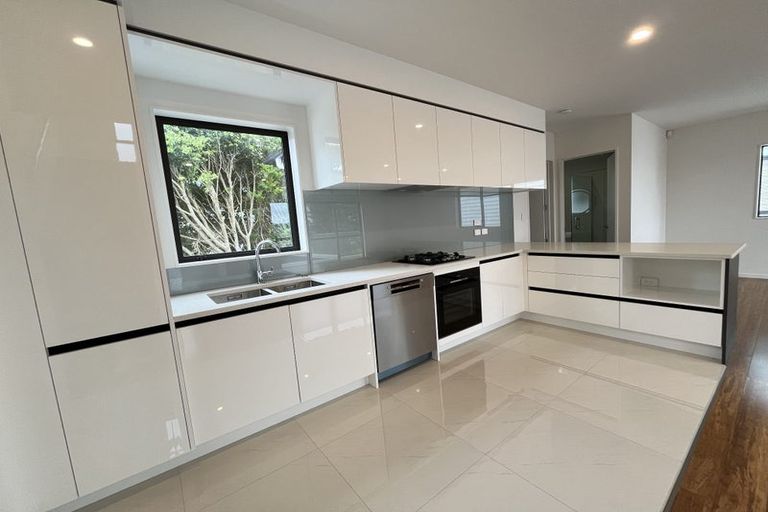 Photo of property in 7b Glenshee Place, Highland Park, Auckland, 2010