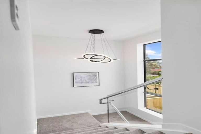 Photo of property in 16c Madison Place, Forrest Hill, Auckland, 0620