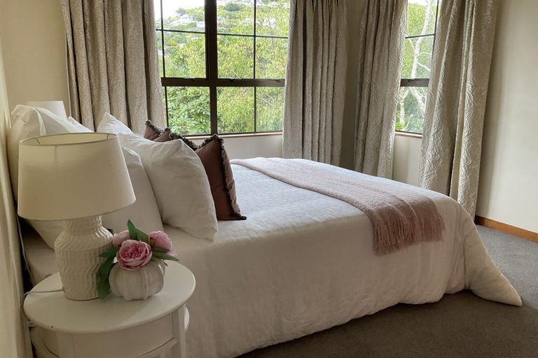 Photo of property in 5 Thatcher Crescent, Crofton Downs, Wellington, 6035