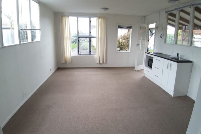 Photo of property in 127 Edgewater Drive, Pakuranga, Auckland, 2010