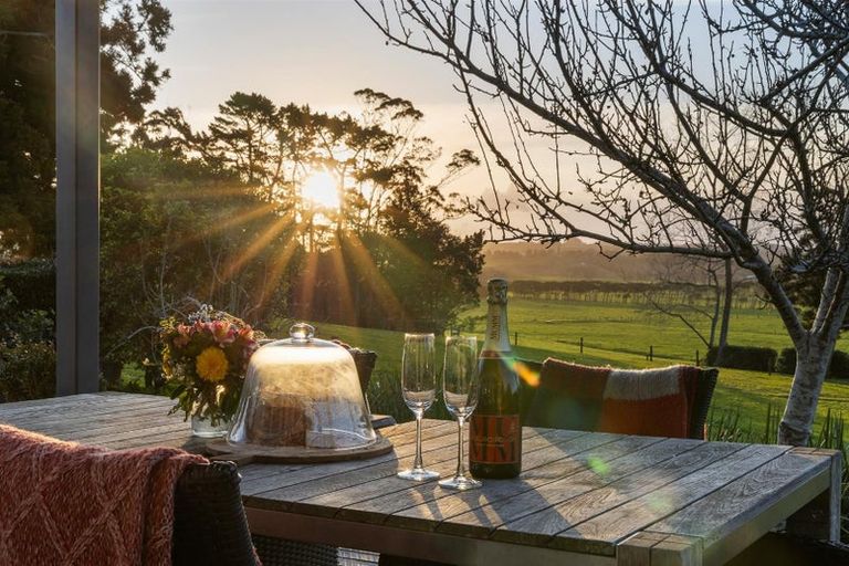 Photo of property in 124 Rimmer Road, Helensville, 0875