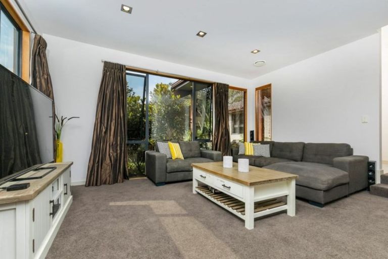 Photo of property in 2 Te Wharau Drive, Greenhithe, Auckland, 0632