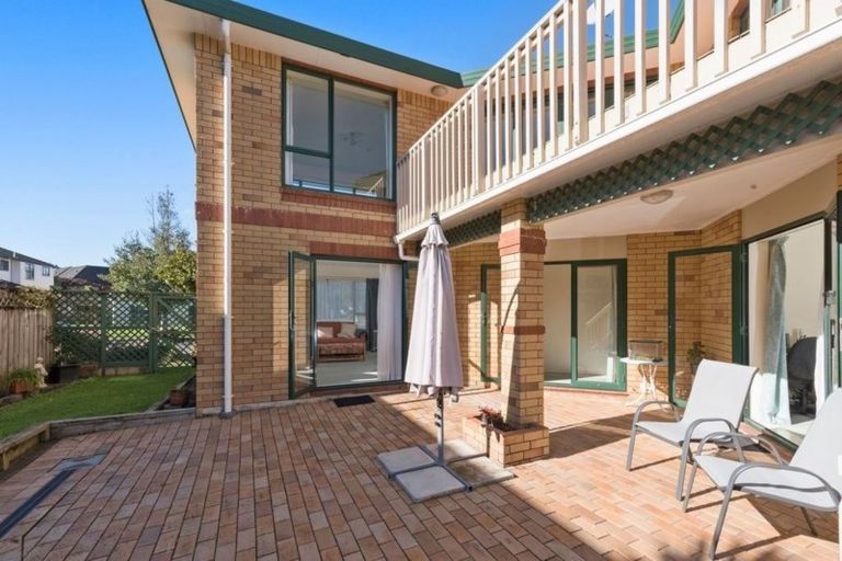 Photo of property in 8 Vinograd Drive, Te Atatu Peninsula, Auckland, 0610