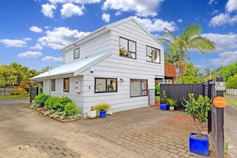 Photo of property in 1/52 Rambler Crescent, Beach Haven, Auckland, 0626