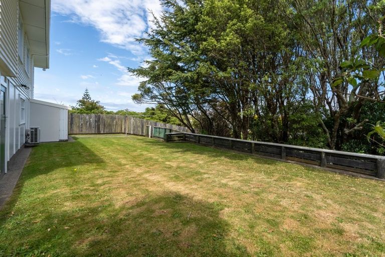 Photo of property in 25 Baylands Drive, Newlands, Wellington, 6037