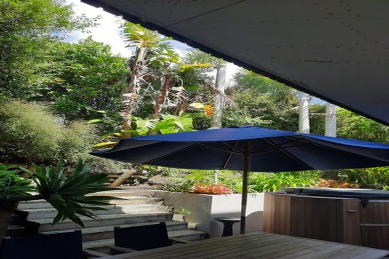 Photo of property in 28 Chelverton Terrace, Red Beach, 0932