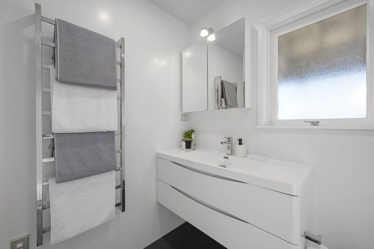 Photo of property in 32 Seaview Avenue, Northcote, Auckland, 0627