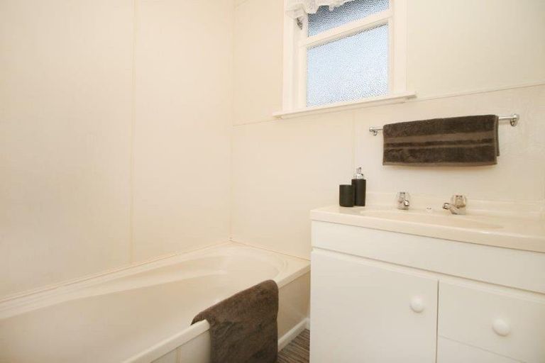 Photo of property in 5 Waterloo Crescent, Hokowhitu, Palmerston North, 4410