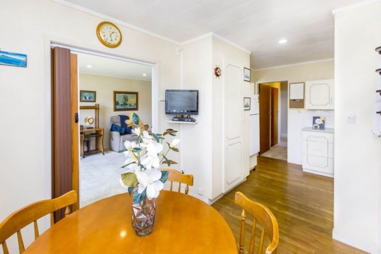 Photo of property in 2/50 Kowhai Avenue, Ebdentown, Upper Hutt, 5018