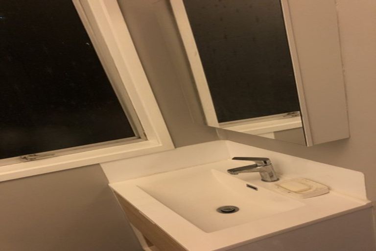 Photo of property in 1/112 Te Atatu Road, Te Atatu South, Auckland, 0610