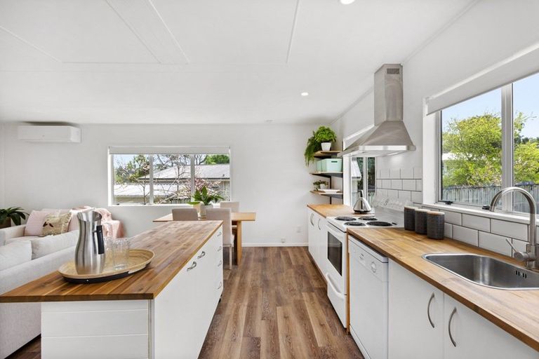 Photo of property in 1 Cross Street, Raglan, 3225