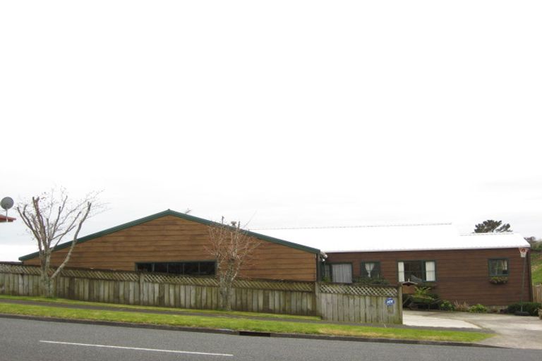 Photo of property in 92 Riversdale Drive, Merrilands, New Plymouth, 4312