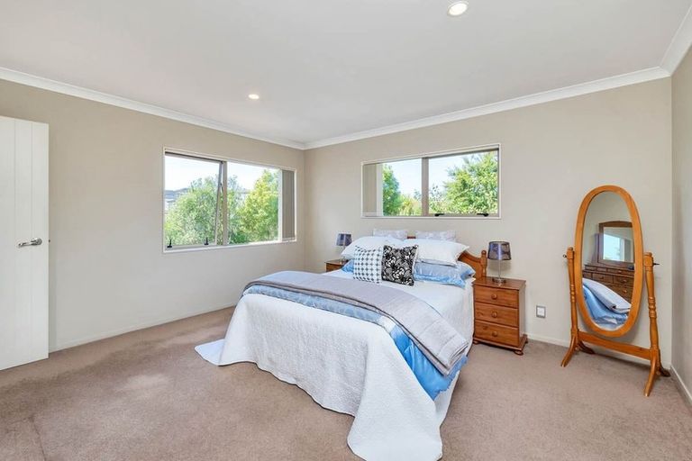 Photo of property in 60 Medallion Drive, Oteha, Auckland, 0632