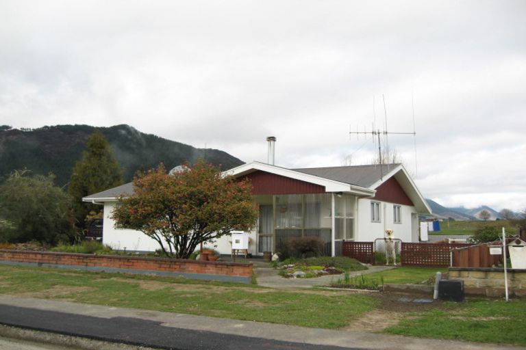 Photo of property in 32 Hampden Street, Murchison, 7007