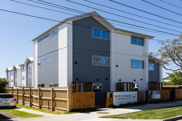 Photo of property in 8/7 Flanshaw Road, Te Atatu South, Auckland, 0610