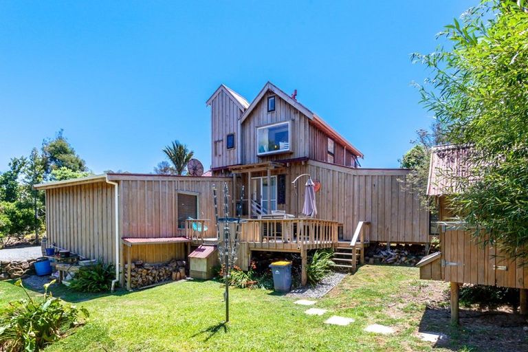 Photo of property in 2 Oxford Terrace, Coromandel, 3506