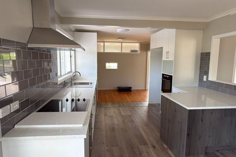 Photo of property in 5 Lex Avenue, Green Bay, Auckland, 0604