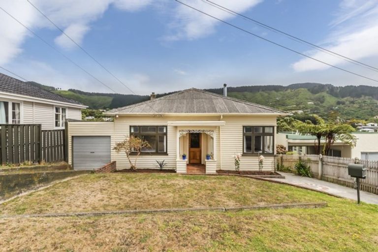 Photo of property in 3 Te Reinga View, Tawa, Wellington, 5028