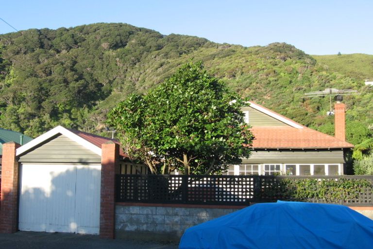 Photo of property in 17 Pukatea Street, Eastbourne, Lower Hutt, 5013