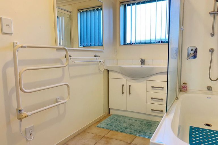 Photo of property in 72a Hepburn Road, Glendene, Auckland, 0602