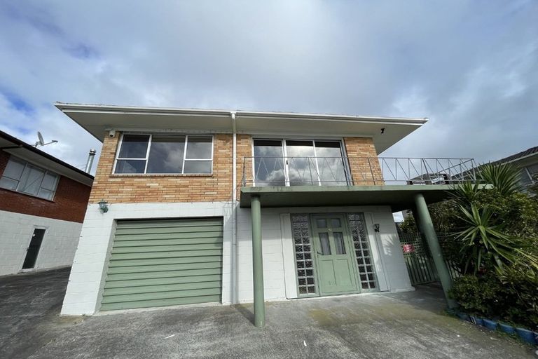Photo of property in 10 Bodi Place, Te Atatu South, Auckland, 0610