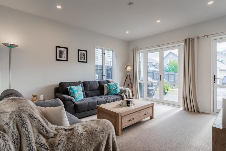 Photo of property in 5 Stitchbird Crescent, Papakura, 2110