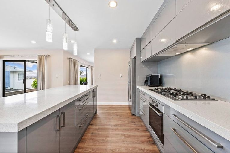 Photo of property in 11 Matisse Drive, West Harbour, Auckland, 0618