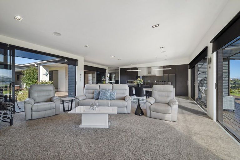 Photo of property in 9 Pukenamu Road, Rainbow Point, Taupo, 3330