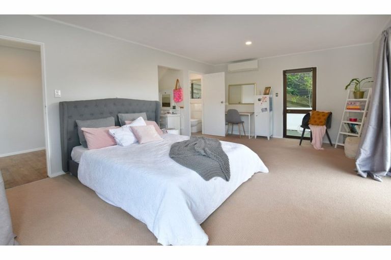 Photo of property in 11 Moffat Road, Red Beach, 0932