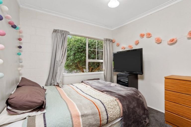 Photo of property in 2/31 Mannering Place, Hillcrest, Auckland, 0627