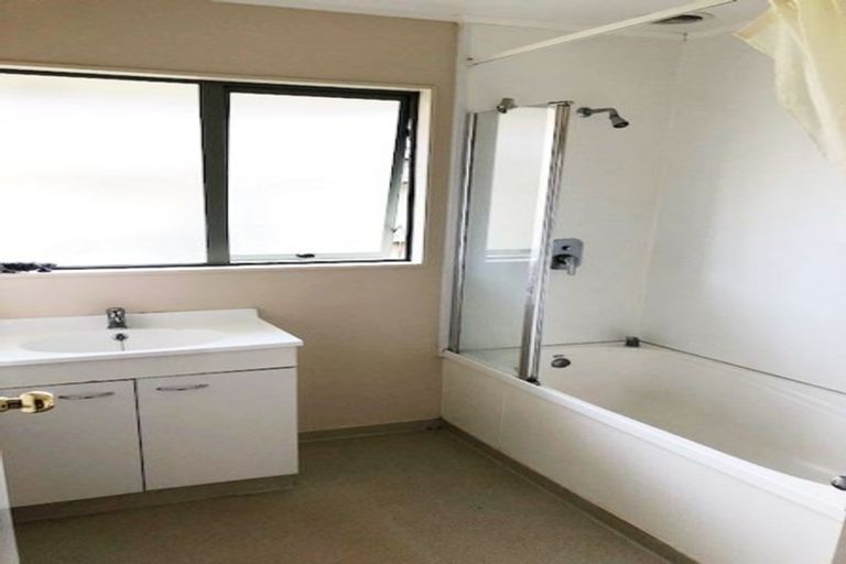 Photo of property in 174 Bruce Mclaren Road, Henderson, Auckland, 0612