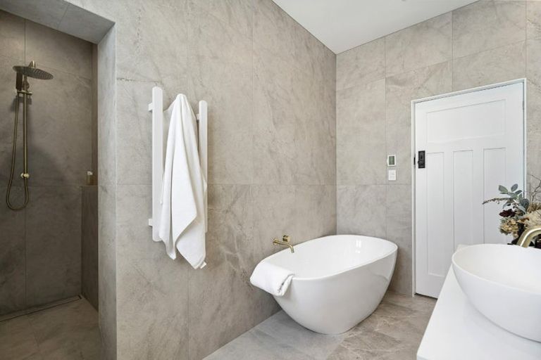 Photo of property in 16 Hinemoa Terrace, Birkenhead, Auckland, 0626