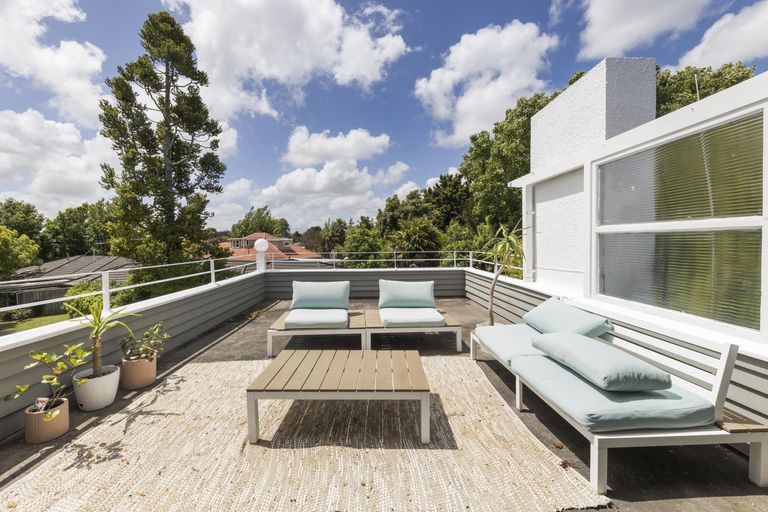 Photo of property in 546 Featherston Street, Roslyn, Palmerston North, 4414