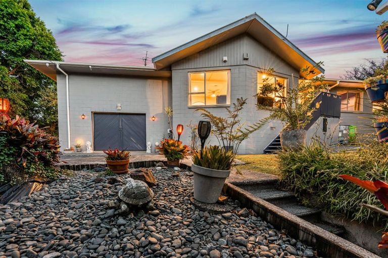 Photo of property in 16 Ribblesdale Road, Henderson, Auckland, 0612