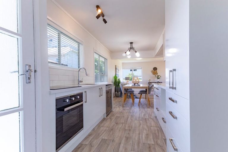 Photo of property in 133 Millbrook Road, Sunnyvale, Auckland, 0612