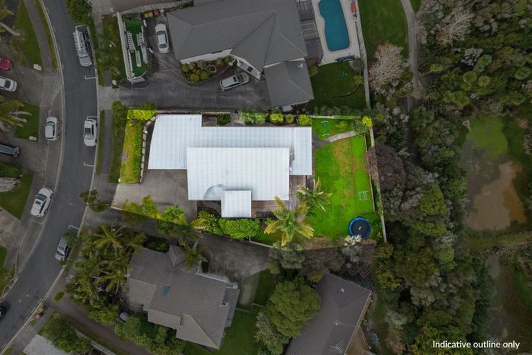 Photo of property in 10 Baulcomb Parade, Windsor Park, Auckland, 0632