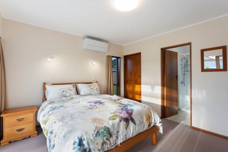 Photo of property in 15 Fleetwood Grove, Waikanae, 5036
