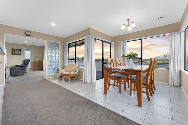 Photo of property in 1/46 Westpark Drive, West Harbour, Auckland, 0618