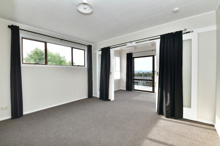 Photo of property in 1 Surf Road, Stanmore Bay, Whangaparaoa, 0932