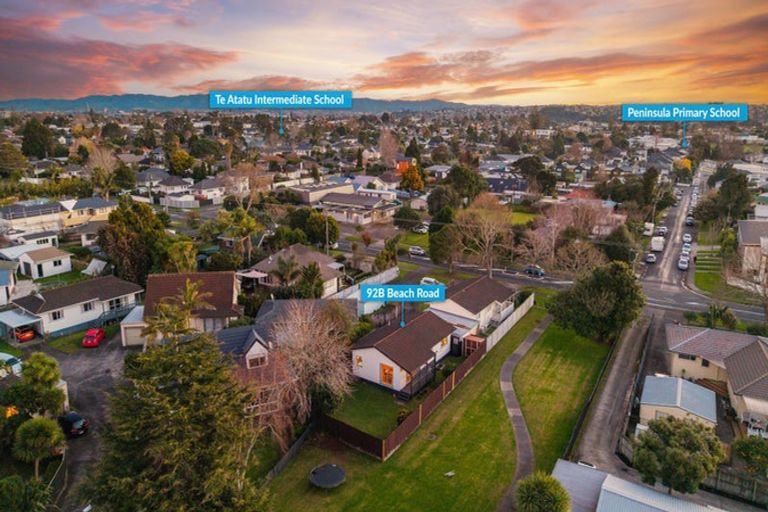 Photo of property in 92b Beach Road, Te Atatu Peninsula, Auckland, 0610