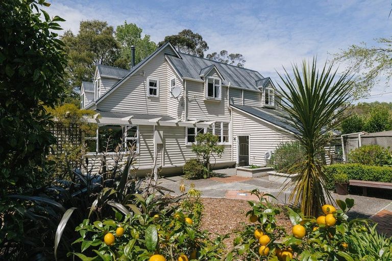 Photo of property in 200 Aokautere Drive, Fitzherbert, Palmerston North, 4471