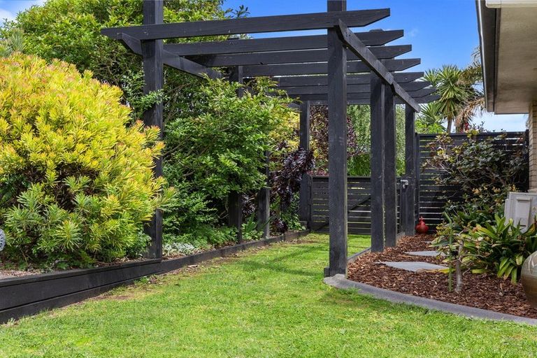 Photo of property in 17 Olive Close, Omokoroa, 3114