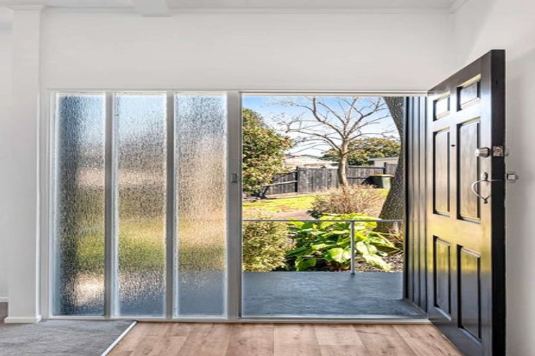 Photo of property in 24 Leaver Place, Weymouth, Auckland, 2103