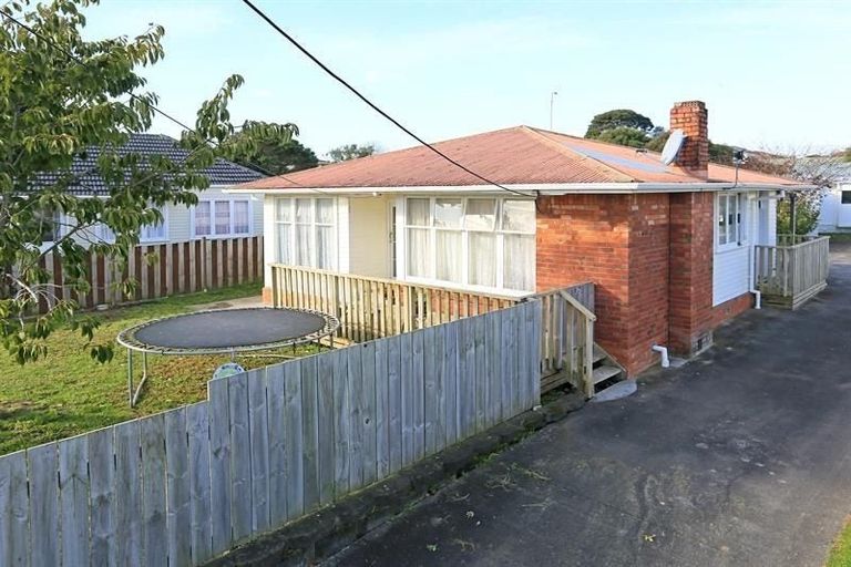 Photo of property in 6 Kirrie Avenue, Te Atatu South, Auckland, 0610