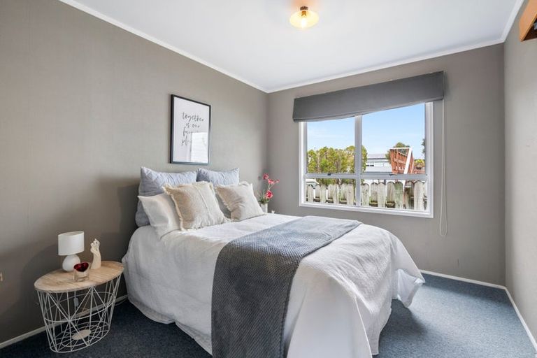 Photo of property in 12 Curlew Place, One Tree Point, 0118