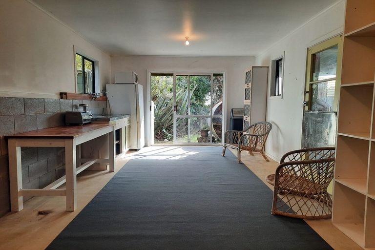 Photo of property in 21 Te Ahuahu Road, Piha, 0772