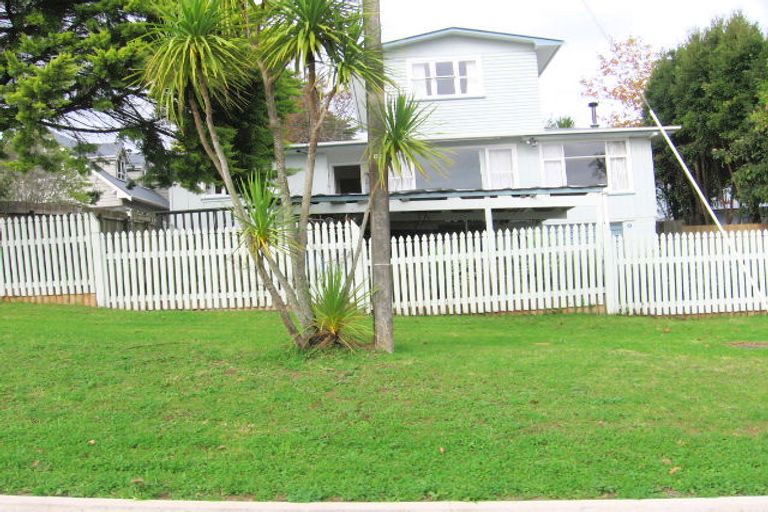 Photo of property in 16 Outlook Road, Greenhithe, Auckland, 0632