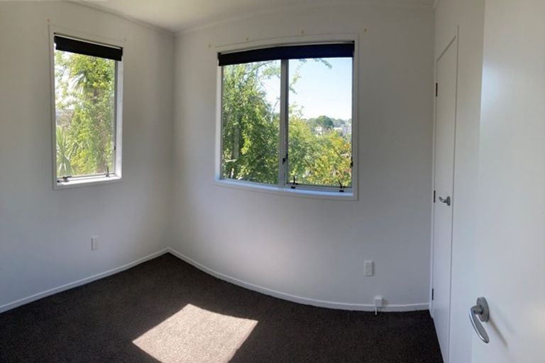 Photo of property in 1 Kayle Glen, West Harbour, Auckland, 0618