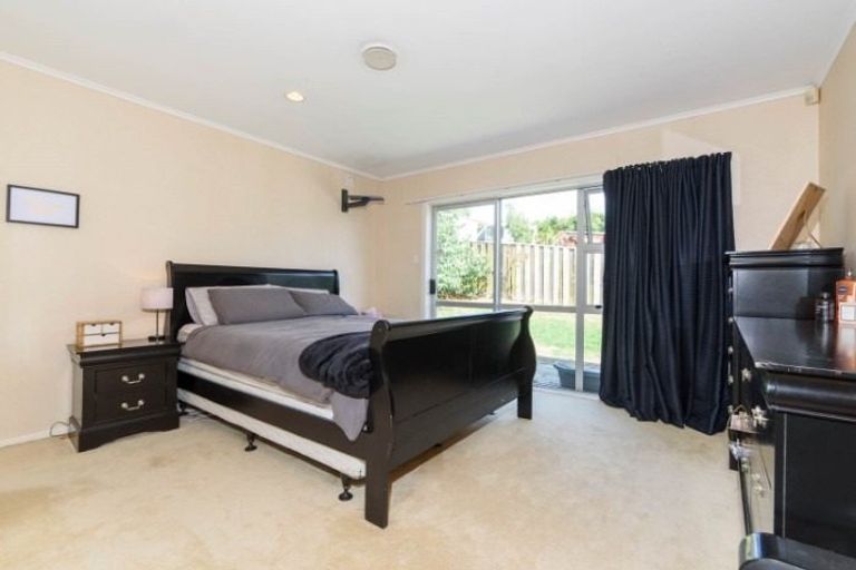 Photo of property in 5 Nor'east Drive, Northcross, Auckland, 0632